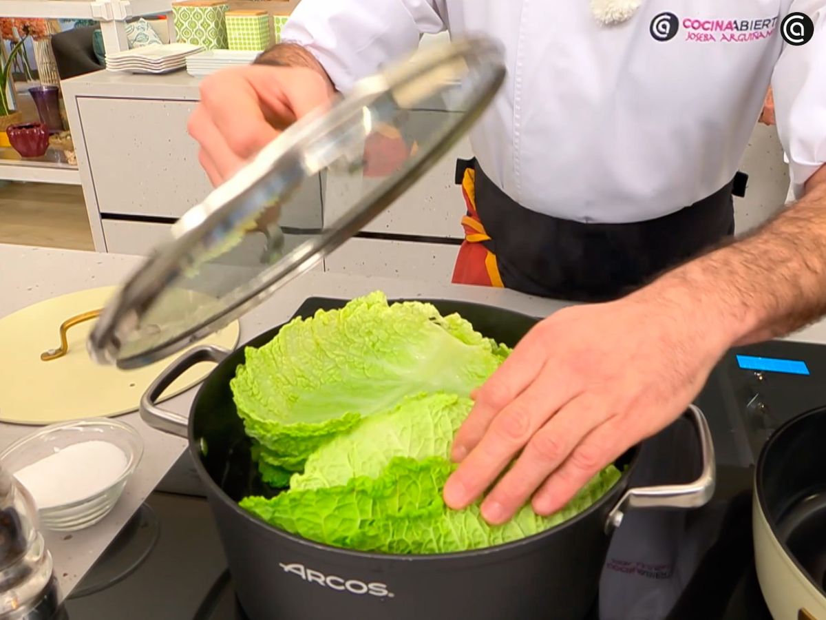 Cocina las hojas de berza unos minutos y escúrrelas; reserva