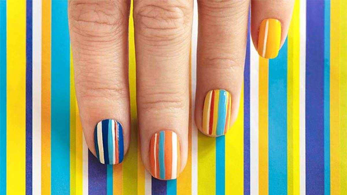 tendencia de las manicuras de unas cortas como pintarlas rayas