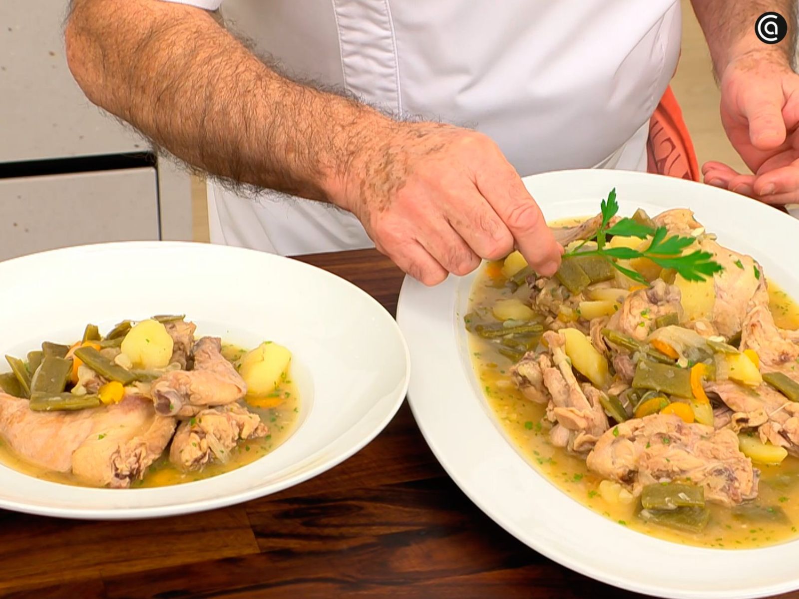 Espolvorea perejil picado y sirve el conejo guisado