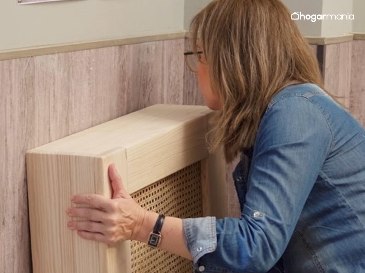 El cubreradiador se coloca sobre el soporte y queda listo para su uso.