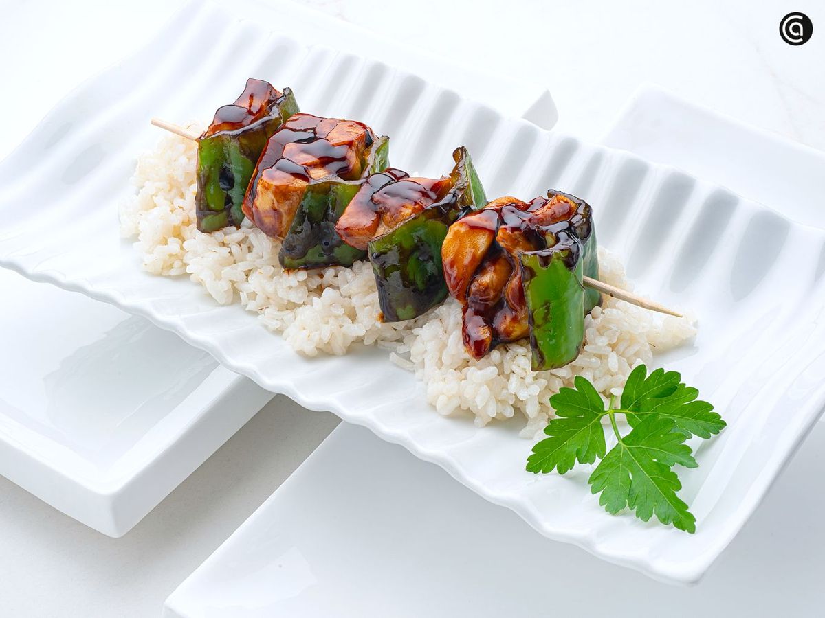 Brochetas de pollo y manzana con salsa tare de Joseba Arguiñano