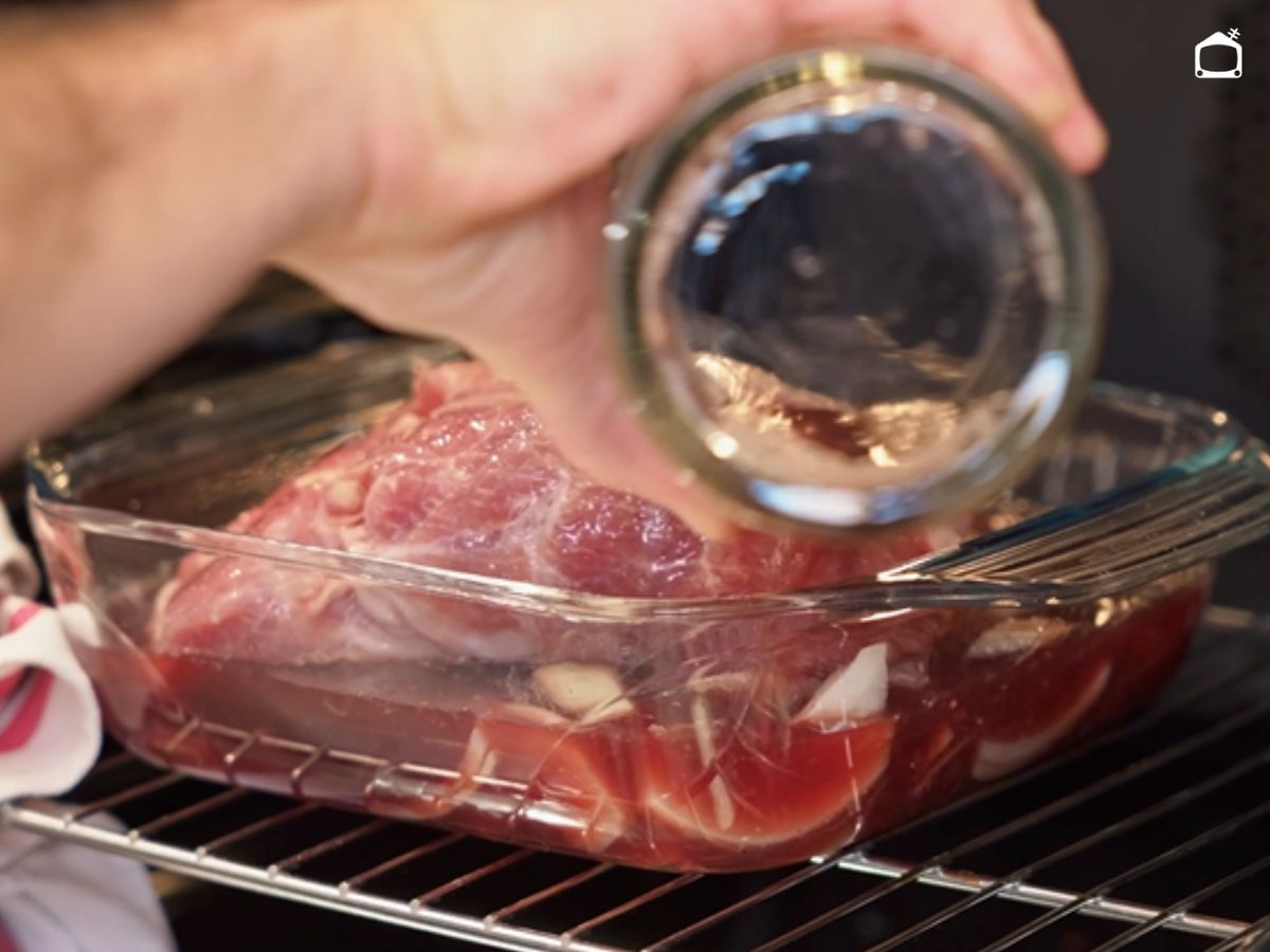 La salsa se incorpora a la bandeja para que la carne se impregne de aromas.