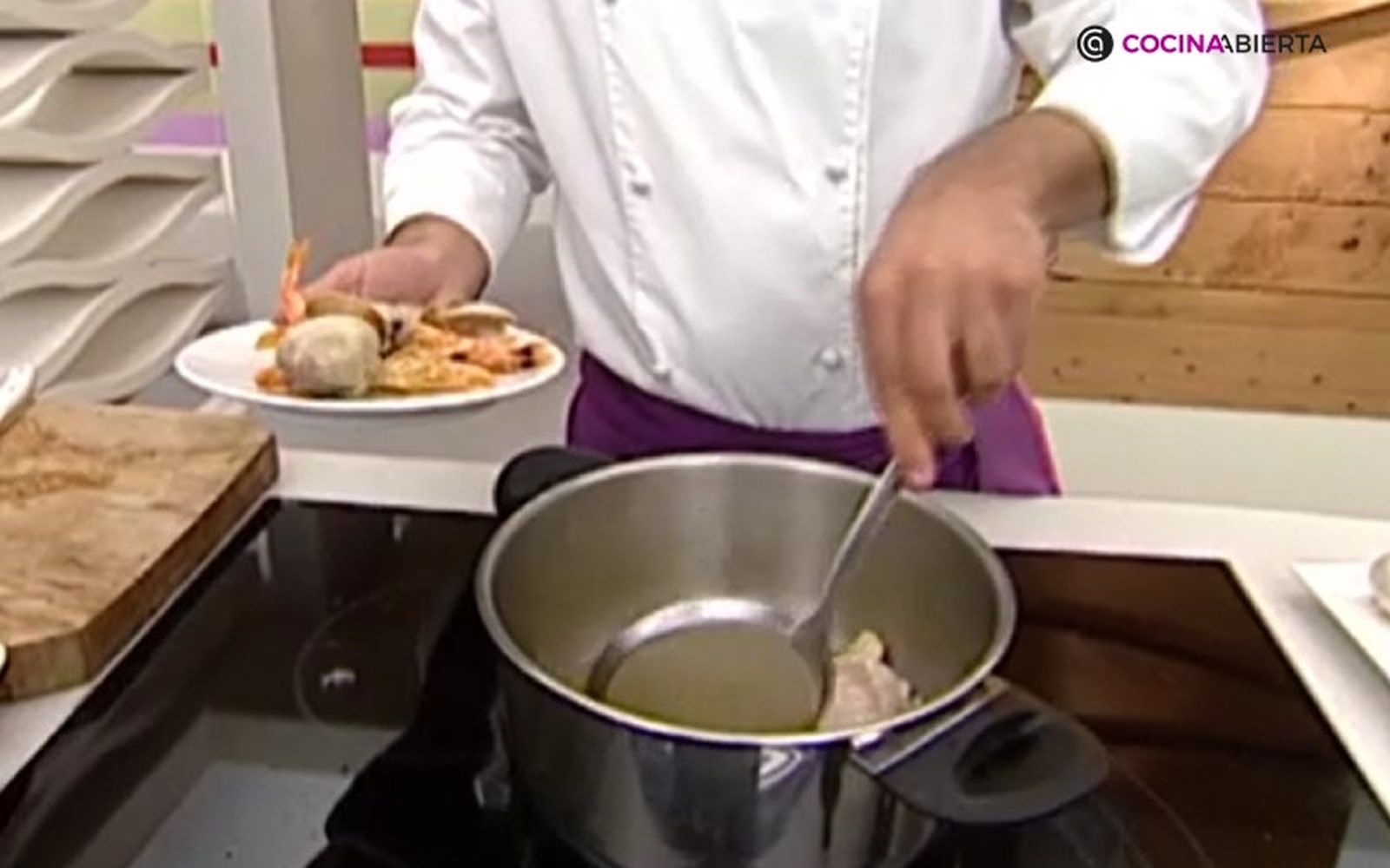 Cocina ligeramente el marisco y el pescado porque luego los incorporarás otra vez Cocina ligeramente el marisco y el pescado porque luego los incorporarás otra vez