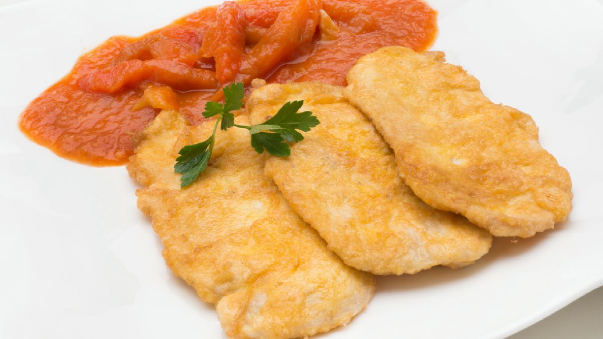Si el pollo de siempre te sabe a poco, prueba estas pechugas rebozadas con tomate picante