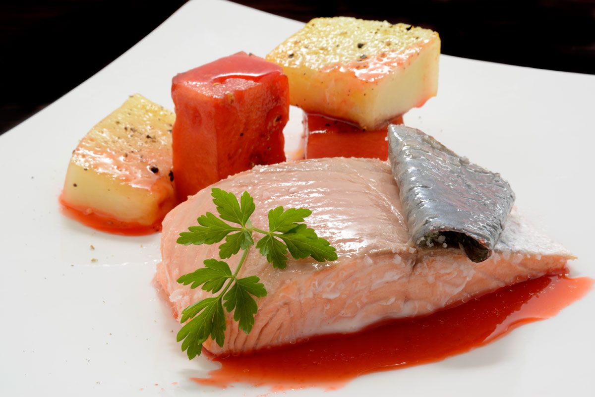 salmon a la sal y salteado de melon y sandia xl