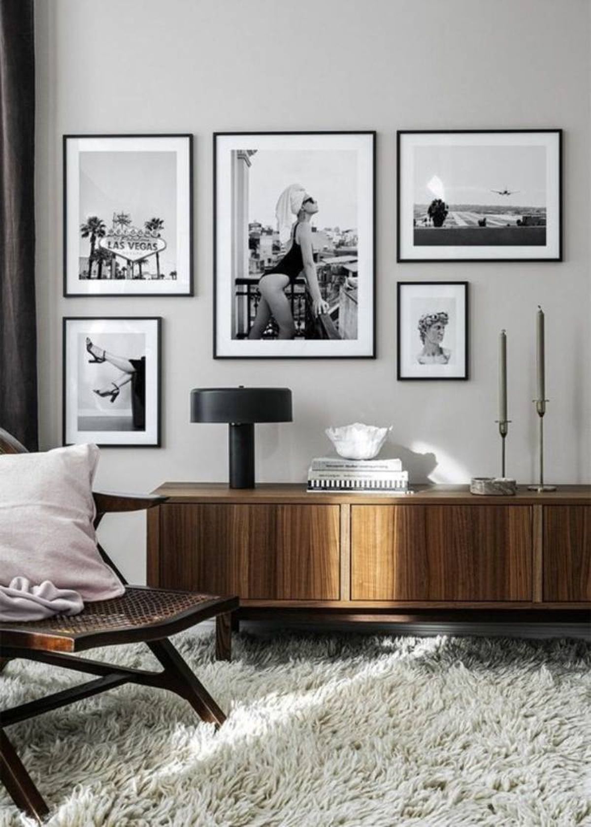 Salón decorado con fotos en blanco y negro.