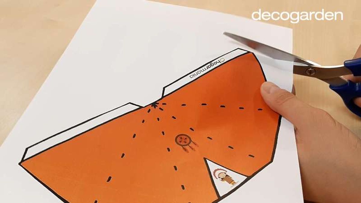 Cortar la plantilla de los tipis de papel.