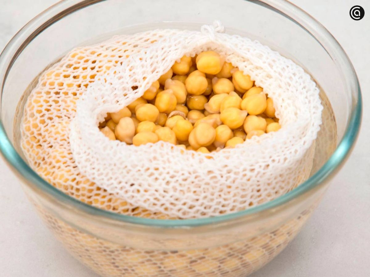 Coloca los garbanzos en una red