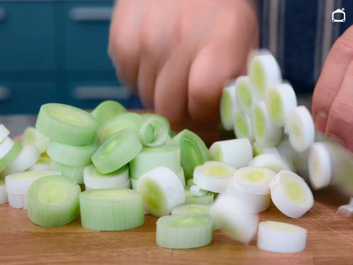 Corta el puerro para hacer en crema