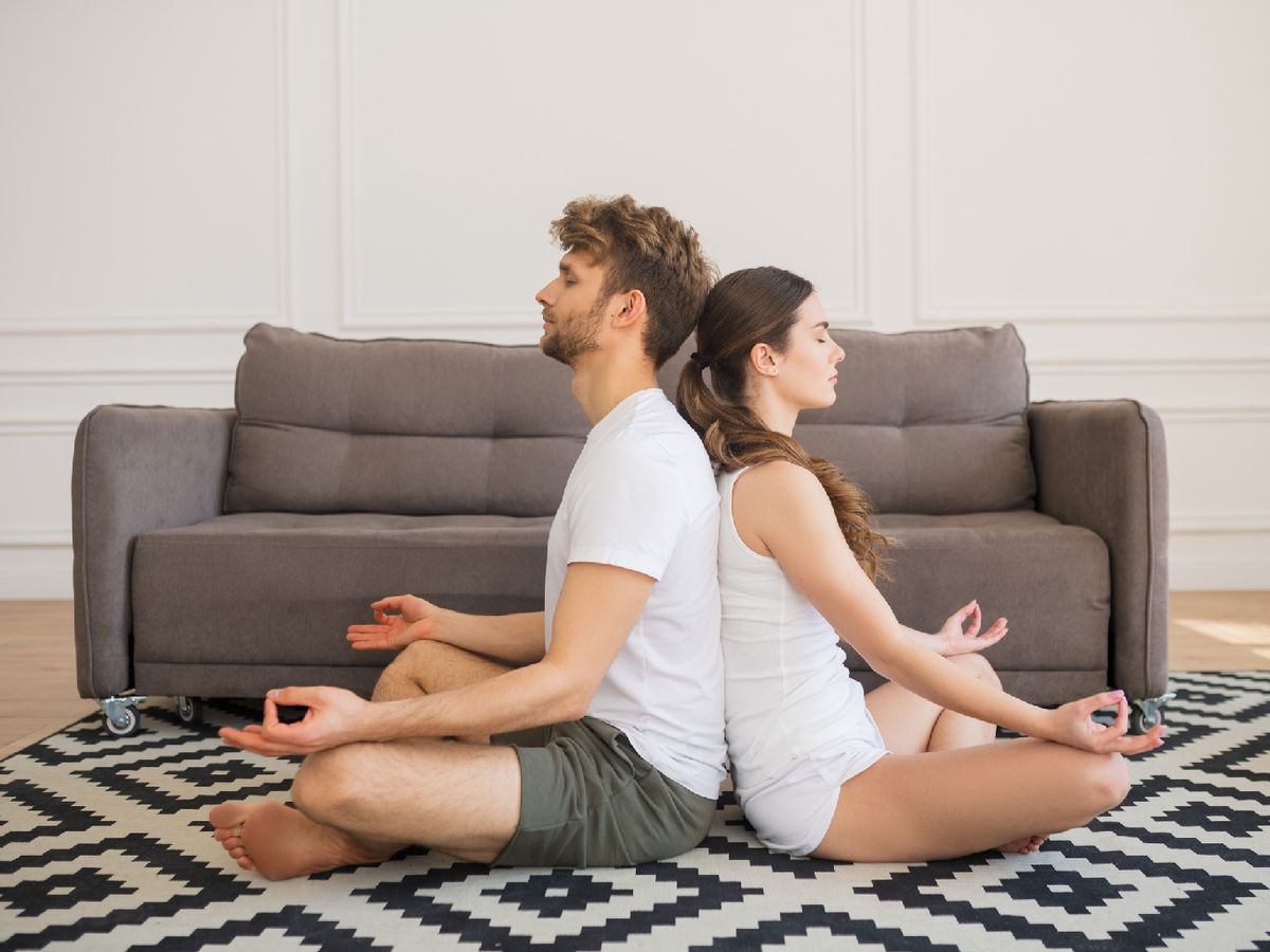 Postura de meditación de yoga en pareja