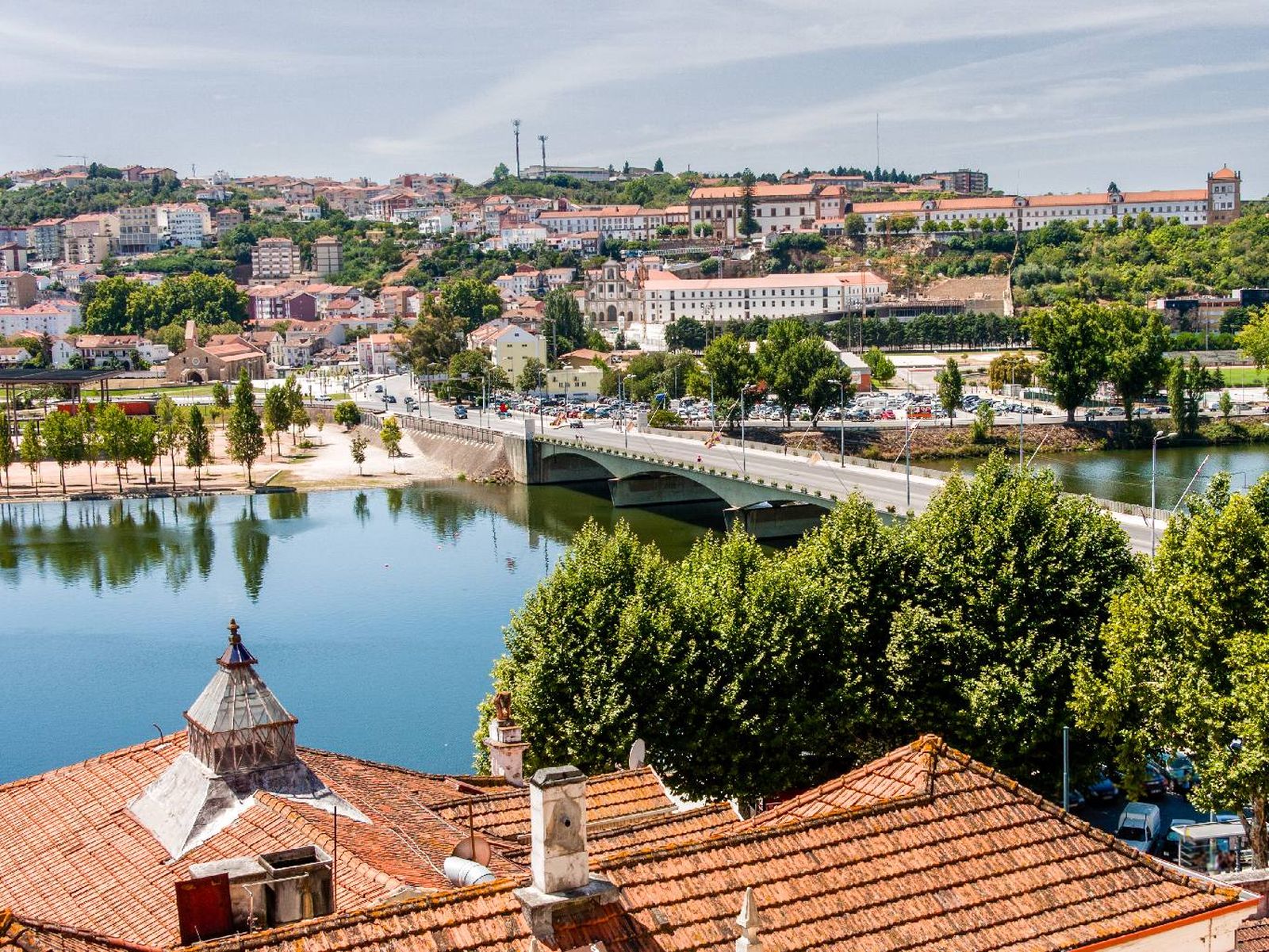 Puente y monasterio de Santa Clara a Nova en Coimbra, Portugal Puente y monasterio de Santa Clara a Nova en Coimbra, Portugal