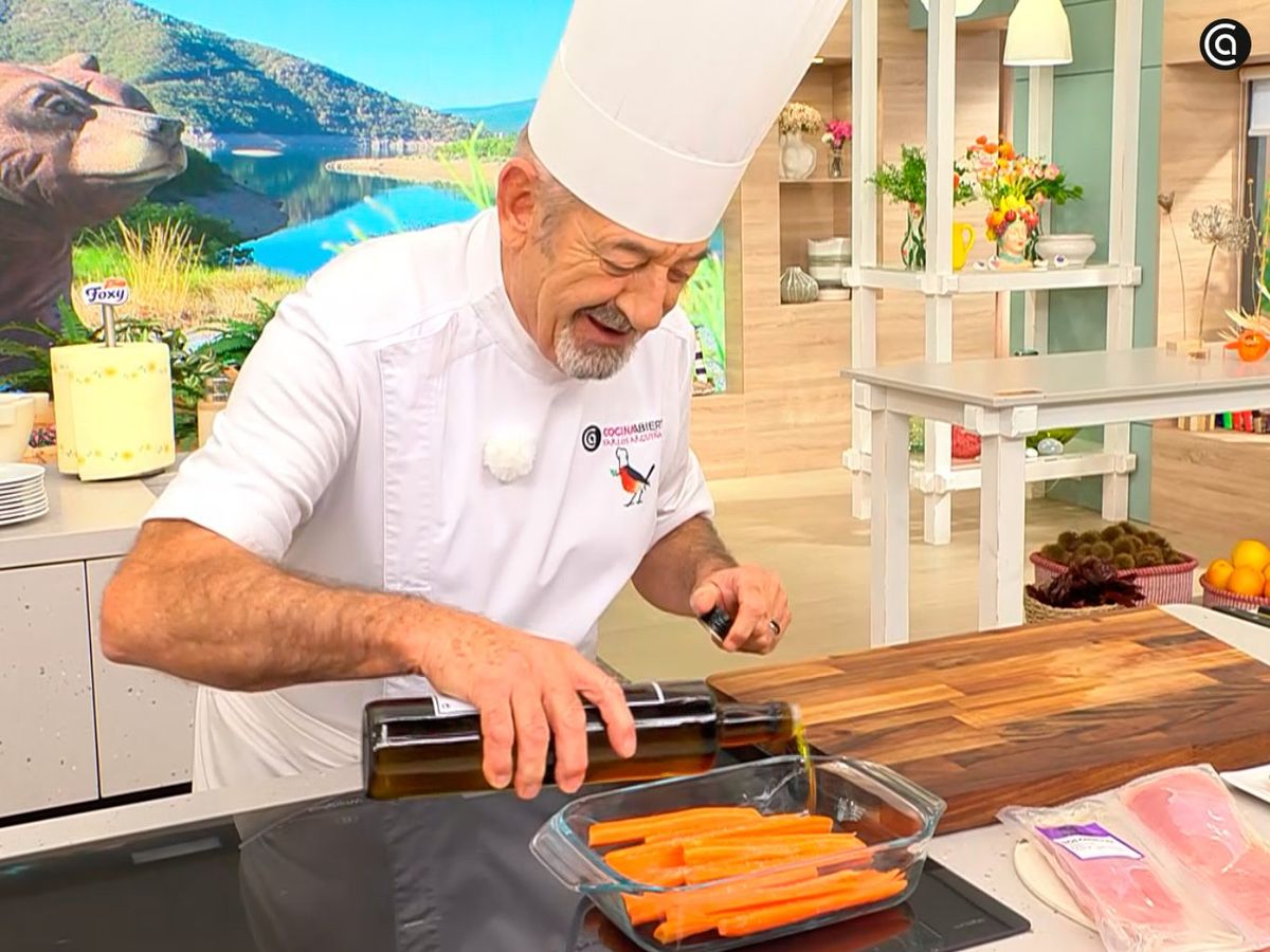 Pela, corta y sazona las zanahorias