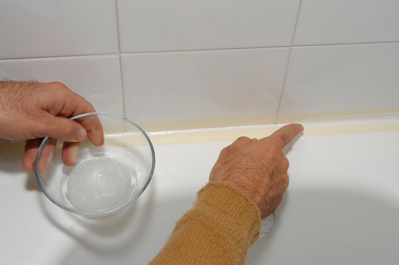 Eliminar y cambiar la silicona de una bañera paso 7 Eliminar y cambiar la silicona de una bañera paso 7