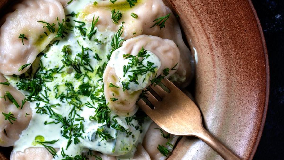 Pasta rellena con salsa de nata y eneldo