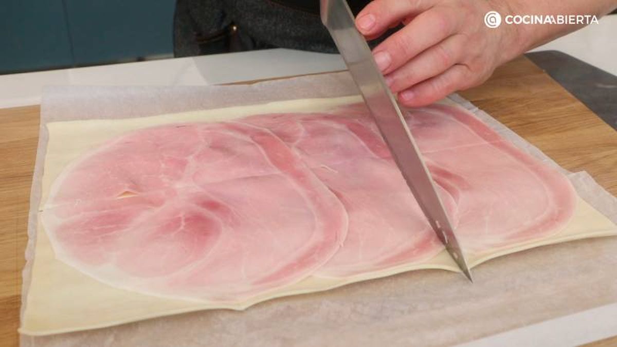 Cubre el hojaldre con jamón cocido y corta en rectángulos