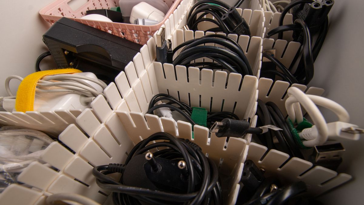 Utiliza separadores para ordenar los cables por grupos