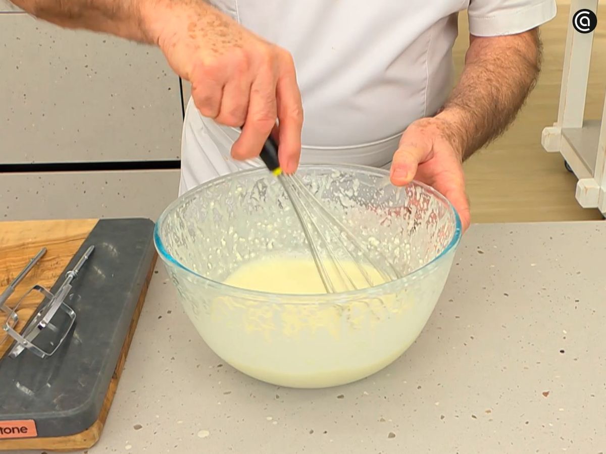 Incorpora la gelatina ya disuelta al yogur y al queso y mezcla hasta integrar