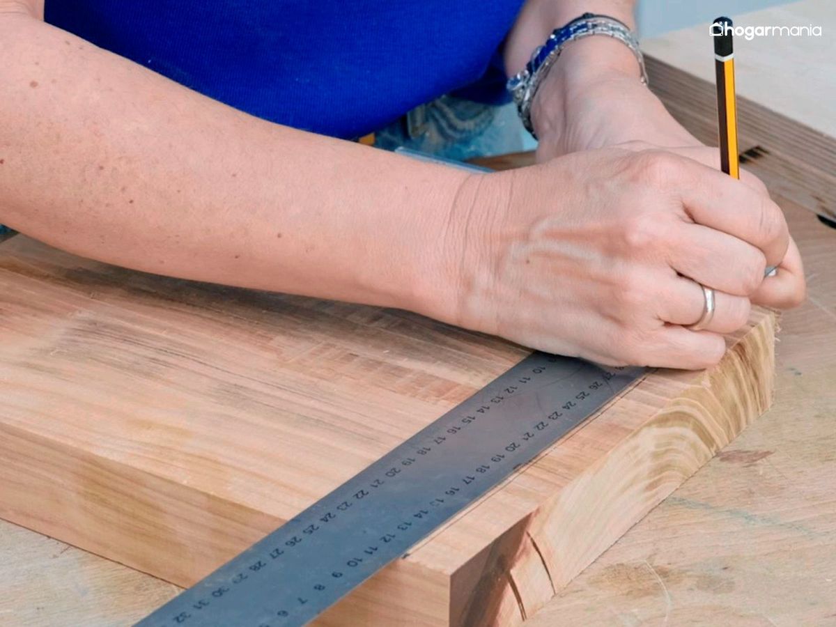 Prepara la madera para convertirla en una tabla de cortar
