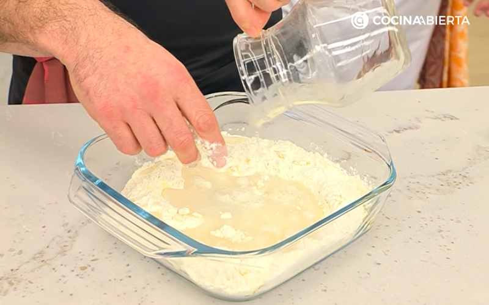 Mezcla los ingredientes en un bol Mezcla los ingredientes en un bol