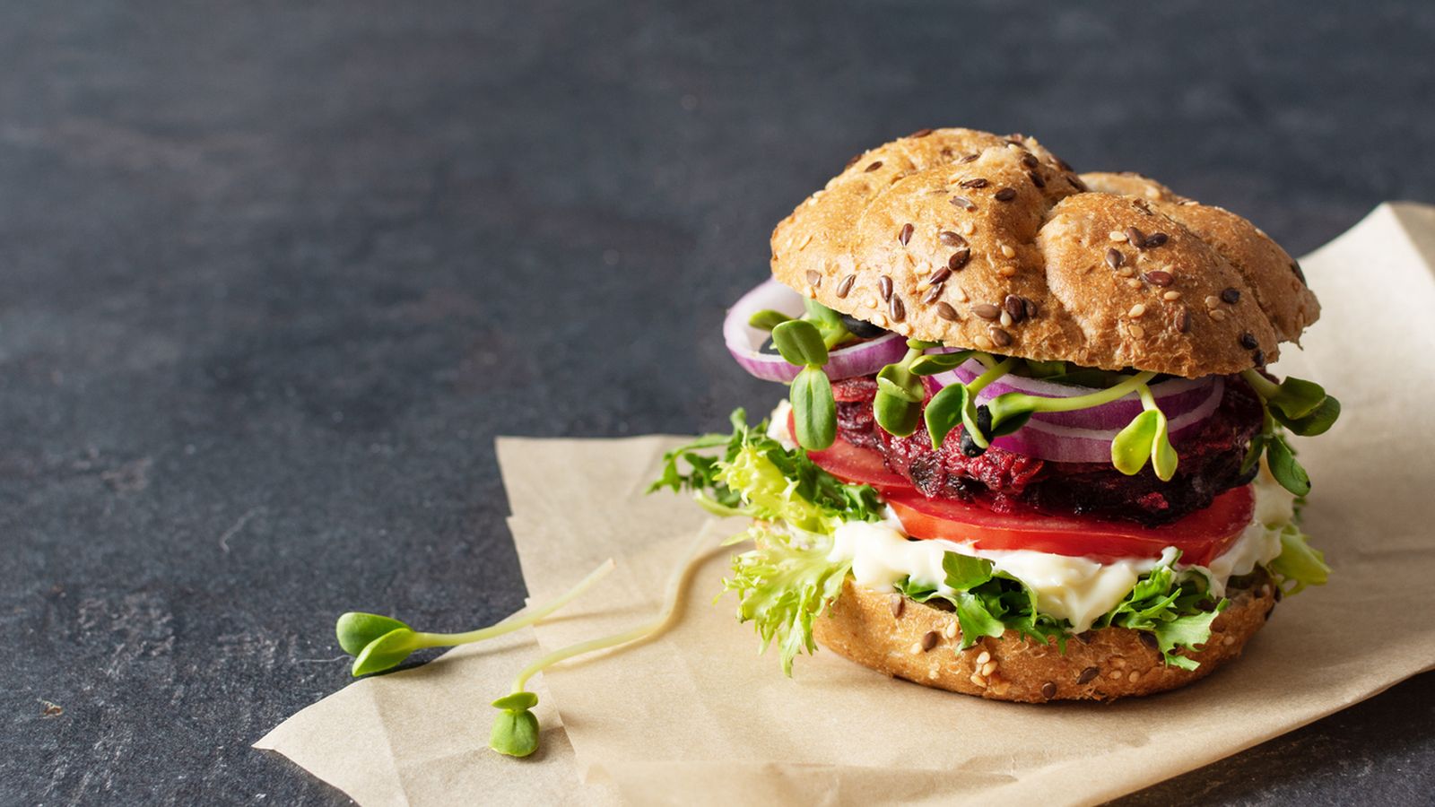 Los microgreens son una opción perfecta para incluir en tus hamburguesas Los microgreens son una opción perfecta para incluir en tus hamburguesas