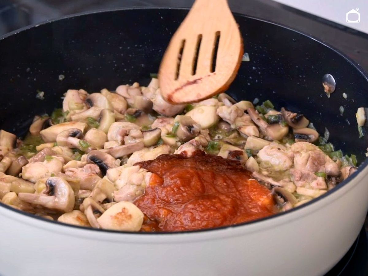Agregar tomate para enriquecer el arroz meloso con pollo