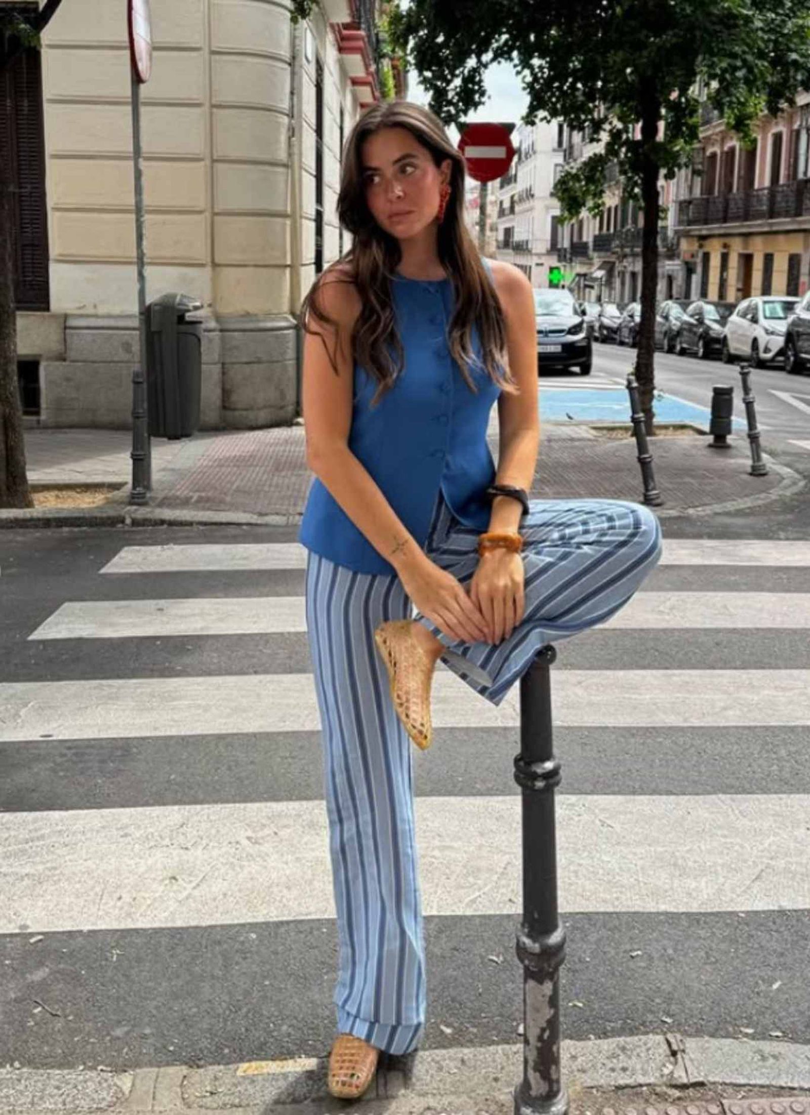 Pantalón de rayas con chaleco azul. Pantalón de rayas con chaleco azul.