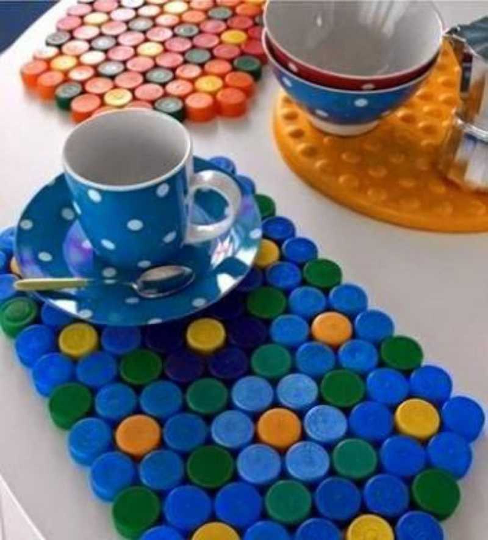 Soporte para tazas y vasos reutilizando tapones de plástico. Soporte para tazas y vasos reutilizando tapones de plástico.