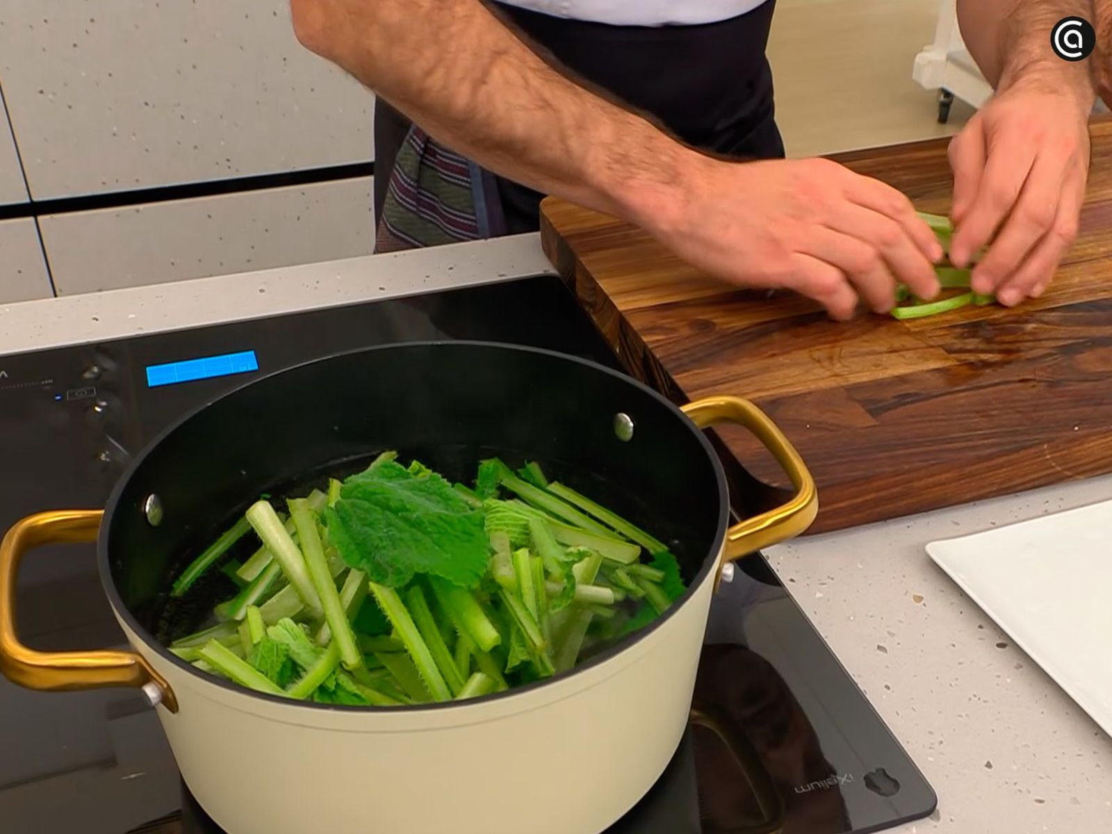 Cocina la borraja en trozos en agua caliente con sal