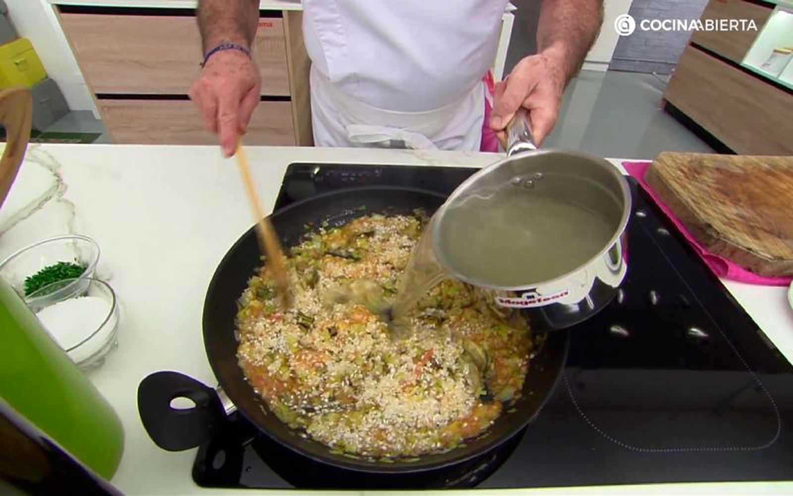 Añade el fumet caliente para cocinar el arroz Añade el fumet caliente para cocinar el arroz