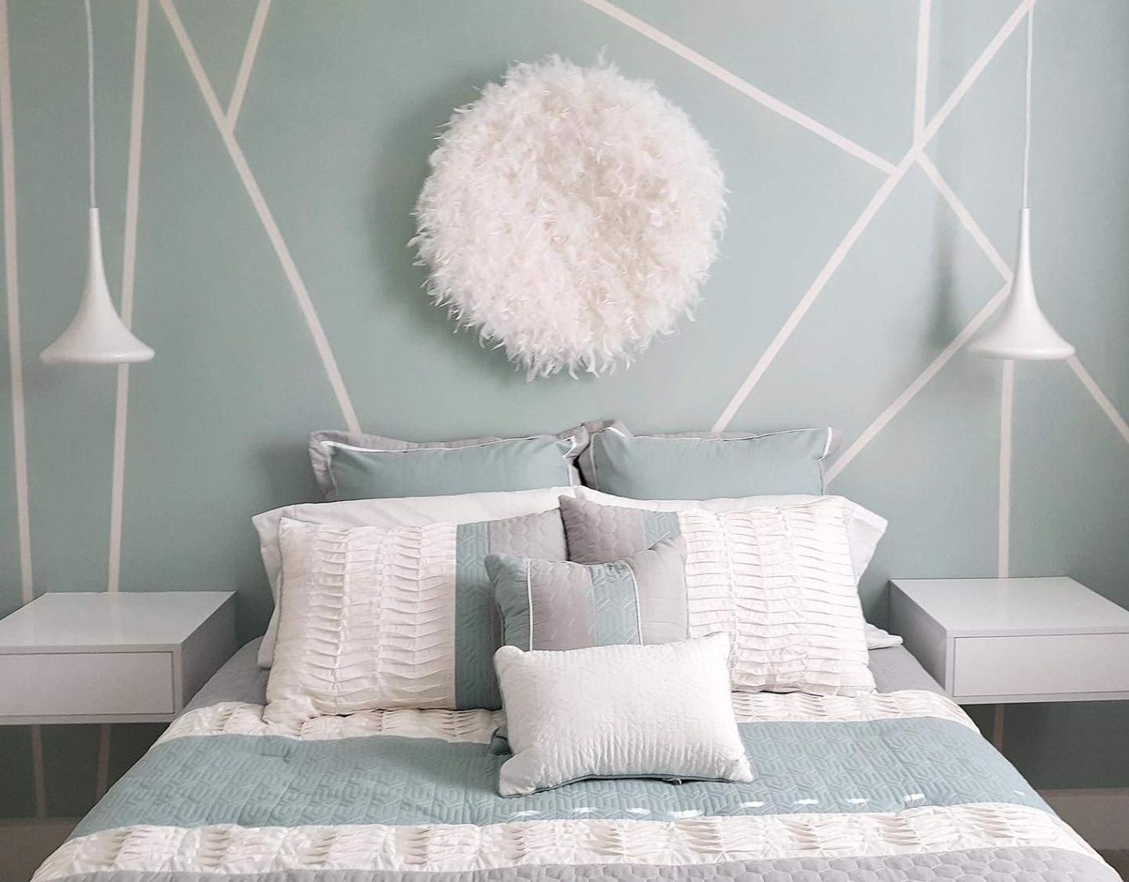 Dormitorio decorado con un Juju hat blanco. Dormitorio decorado con un Juju hat blanco.