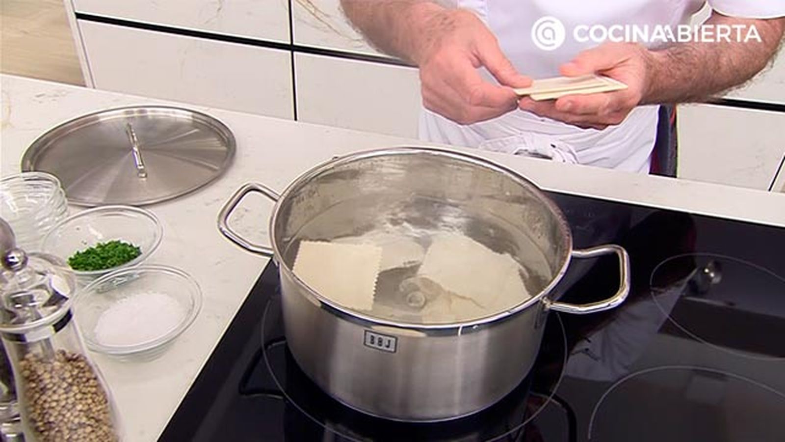 aperitivo especiado crujiente de pasta al horno receta karlos arguinano kar67770321 paso1 aperitivo especiado crujiente de pasta al horno receta karlos arguinano kar67770321 paso1