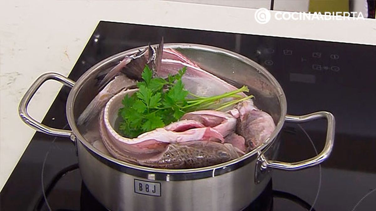 KARL67120321 receta sabiron con fideos karlos arguinano paso2