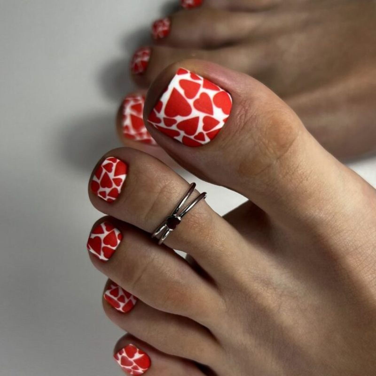 Pedicura blanca con corazones rojos Pedicura blanca con corazones rojos