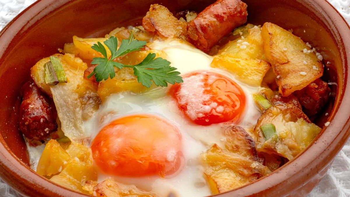 Huevos con patatas y txistorra, un plato sencillo y delicioso que puedes hacer en casa