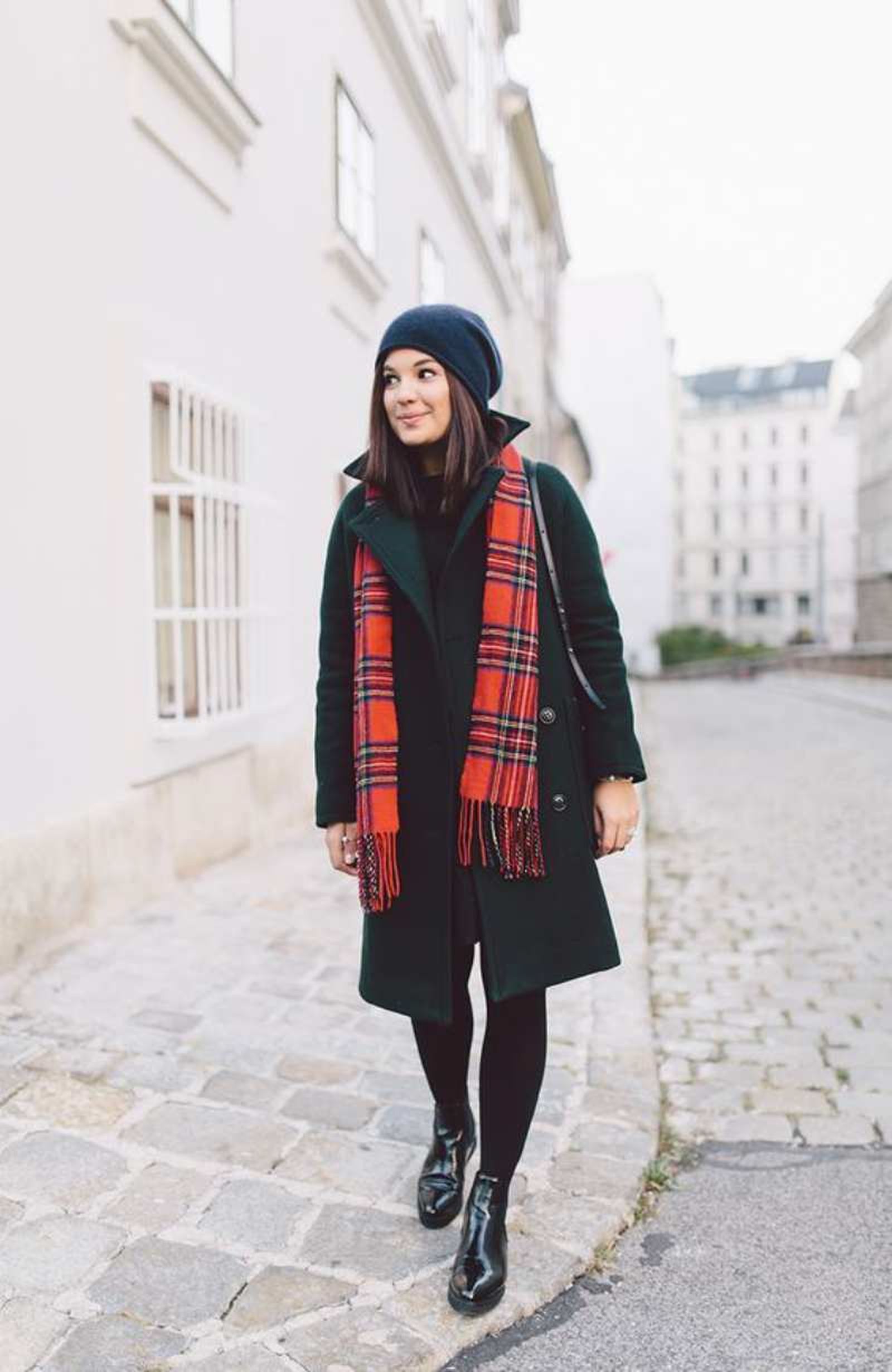 Outfit en negro con bufanda de cuadro escocés rojo Outfit en negro con bufanda de cuadro escocés rojo