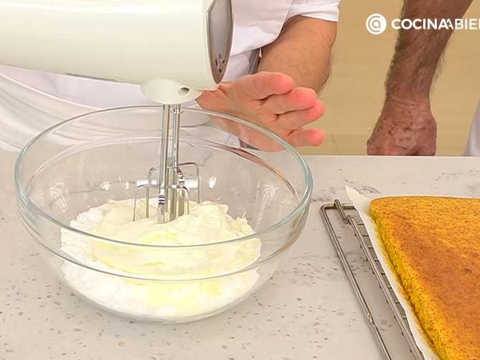 Bate la nata con el azúcar glas y la crema de queso Bate la nata con el azúcar glas y la crema de queso