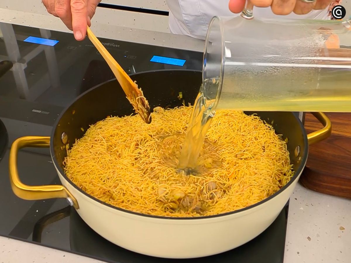 Agrega los fideos al caldo, mezcla en la cazuela y llévala al horno