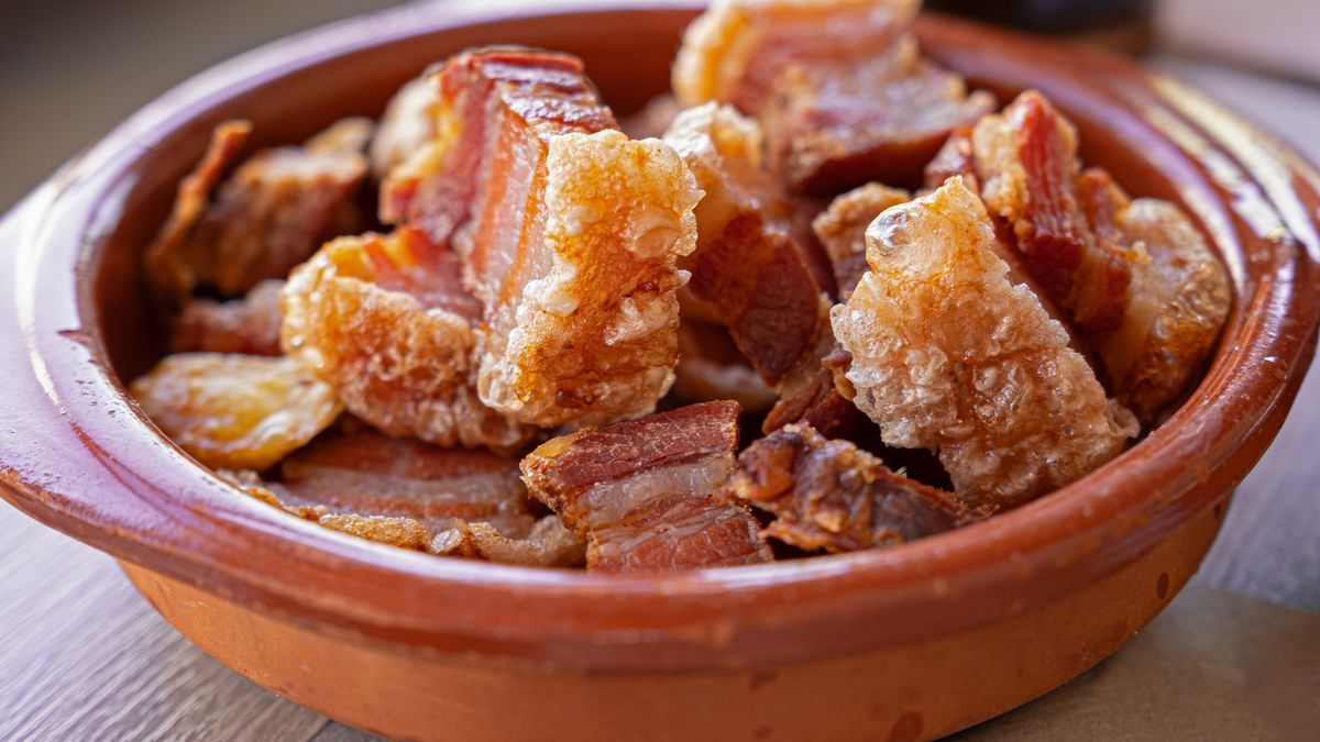 Los torreznos son tiras de panceta fritas