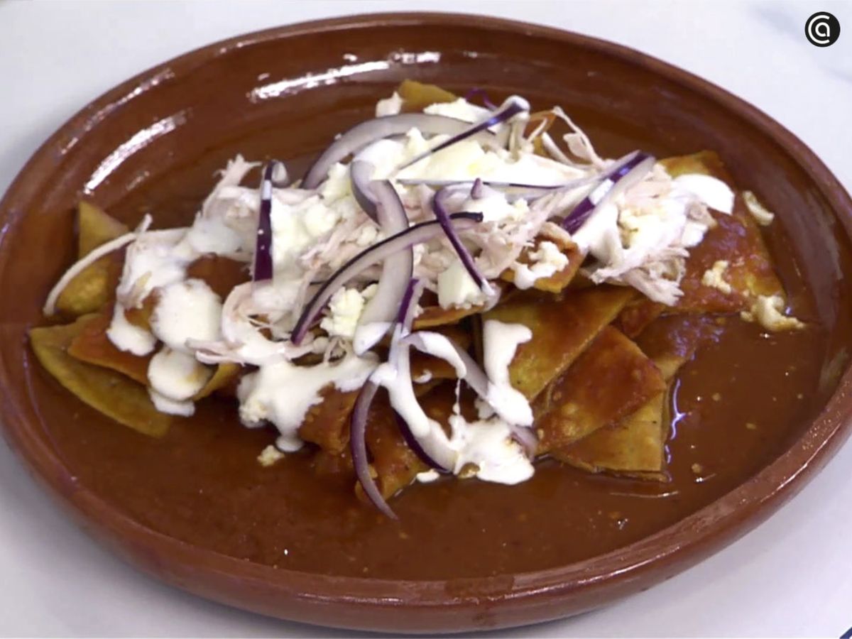 Sirve los chilaquiles con pollo