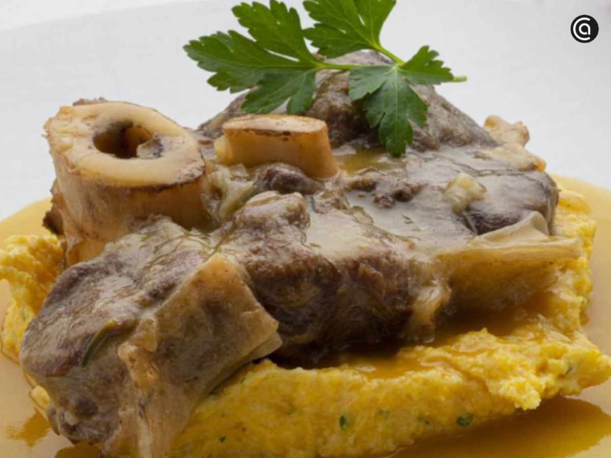 Clásico del norte de Italia: ossobuco de ternera servido sobre una base de polenta cremosa.
