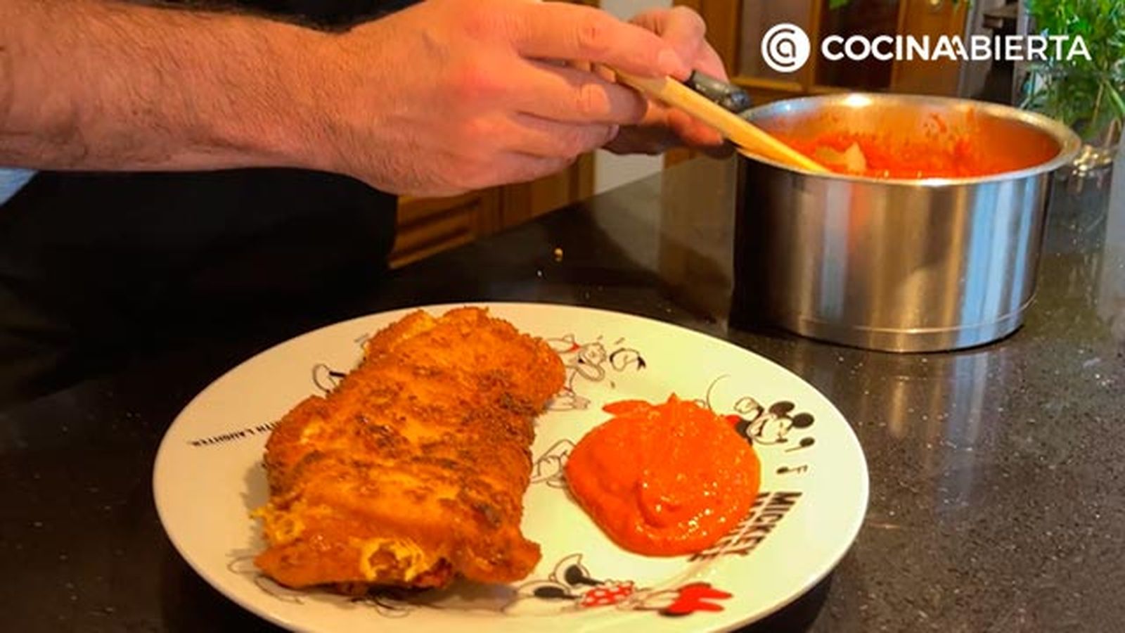 pechuga de pollo rellena de jamon y queso con salsa de pimientos receta joseba arguinano paso6 pechuga de pollo rellena de jamon y queso con salsa de pimientos receta joseba arguinano paso6