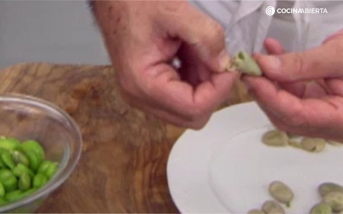 Karlos Arguiñano muestra cómo pelar las habas