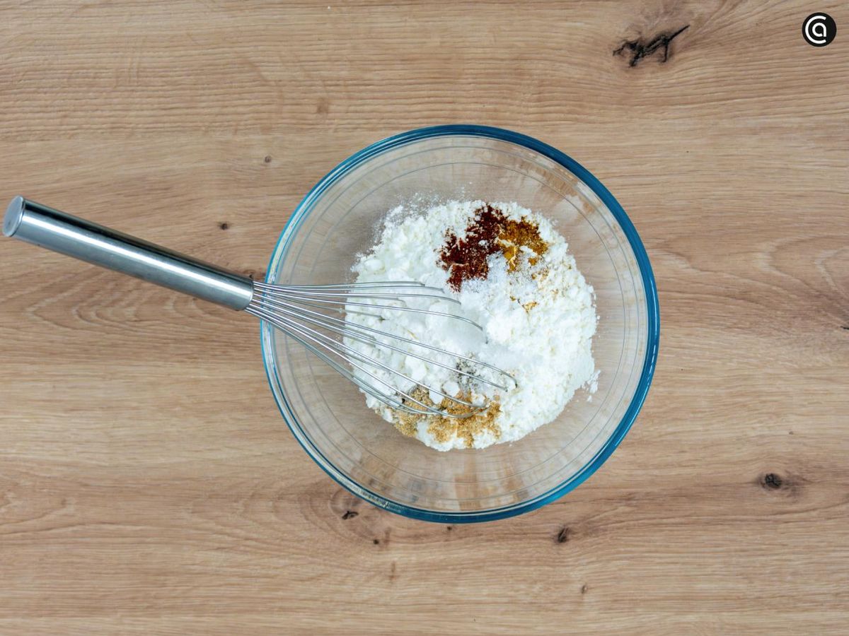 Junta los ingredientes secos y mézclalos en un bol