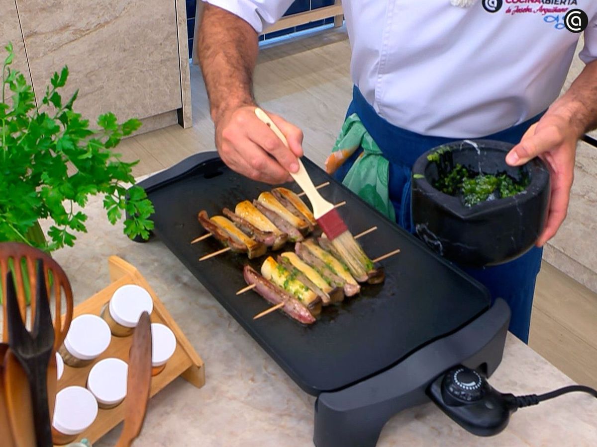 Hacer las brochetas de pato y setas a la plancha