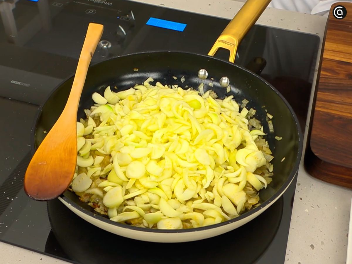 En una sartén, rehoga la cebolla y luego añade la carne de los calabacines