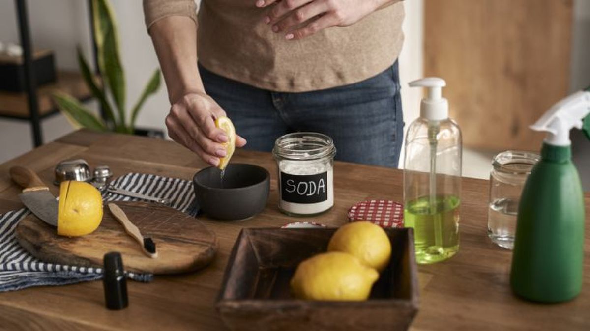 Limpiador casero con limón y bicarbonato de sodio
