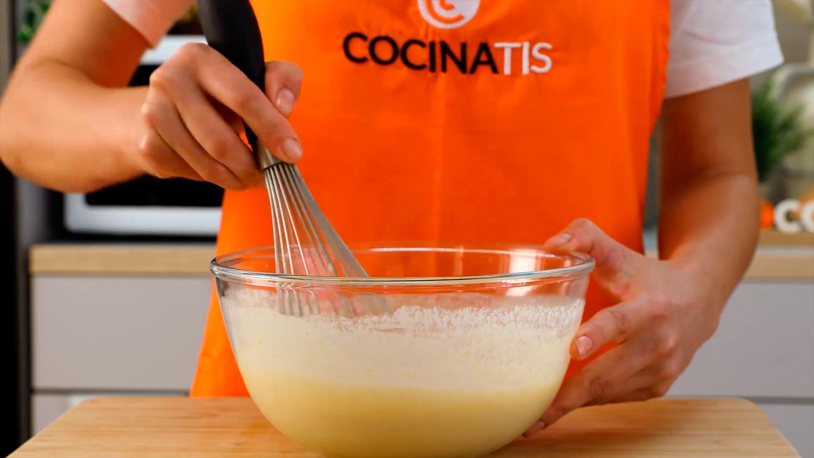 Mezcla bien con las varillas Receta de tarta de piña con crema de almendras paso 3