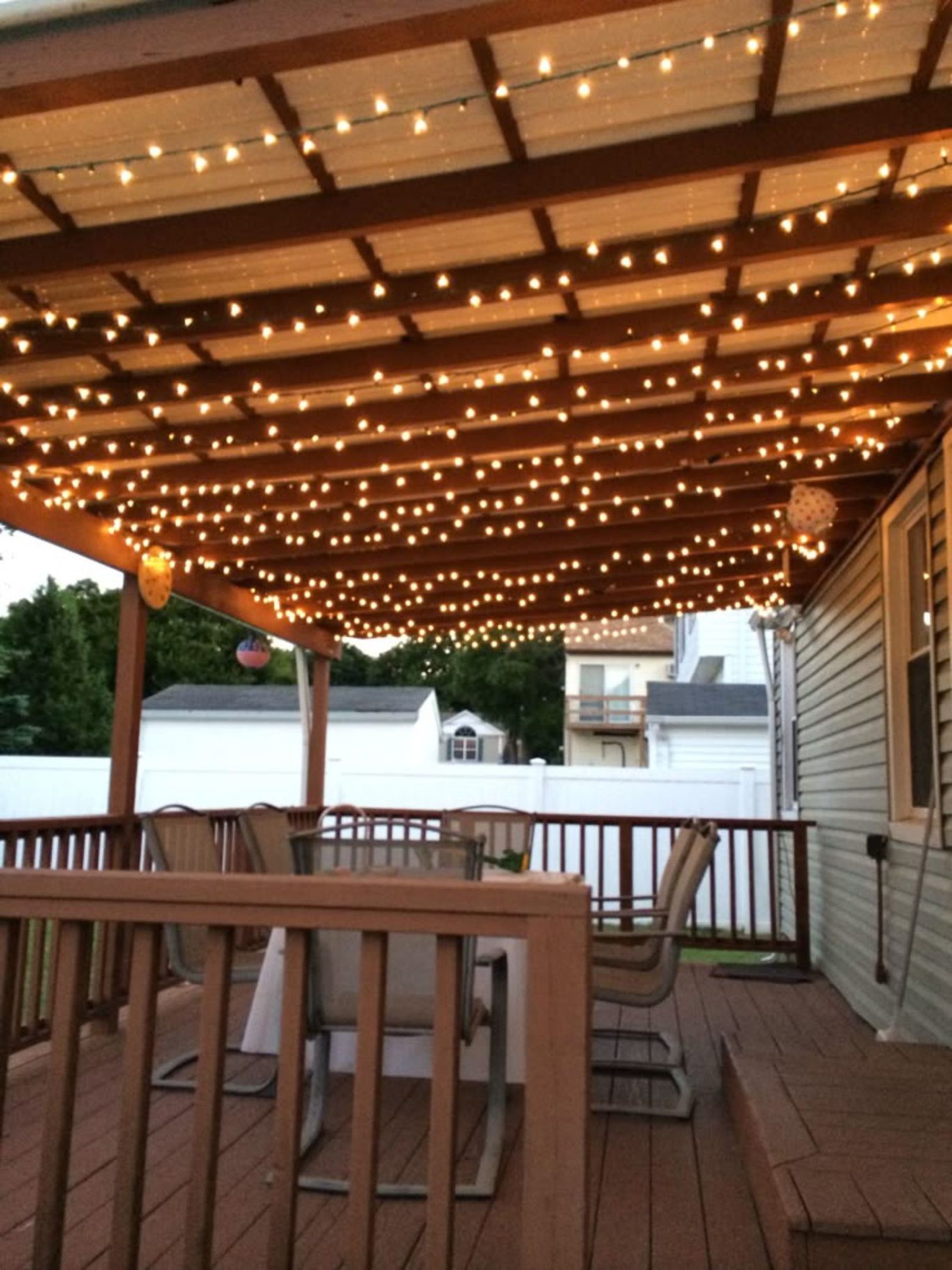 Incluir luces cambia completamente la estética de los porches. Incluir luces cambia completamente la estética de los porches.