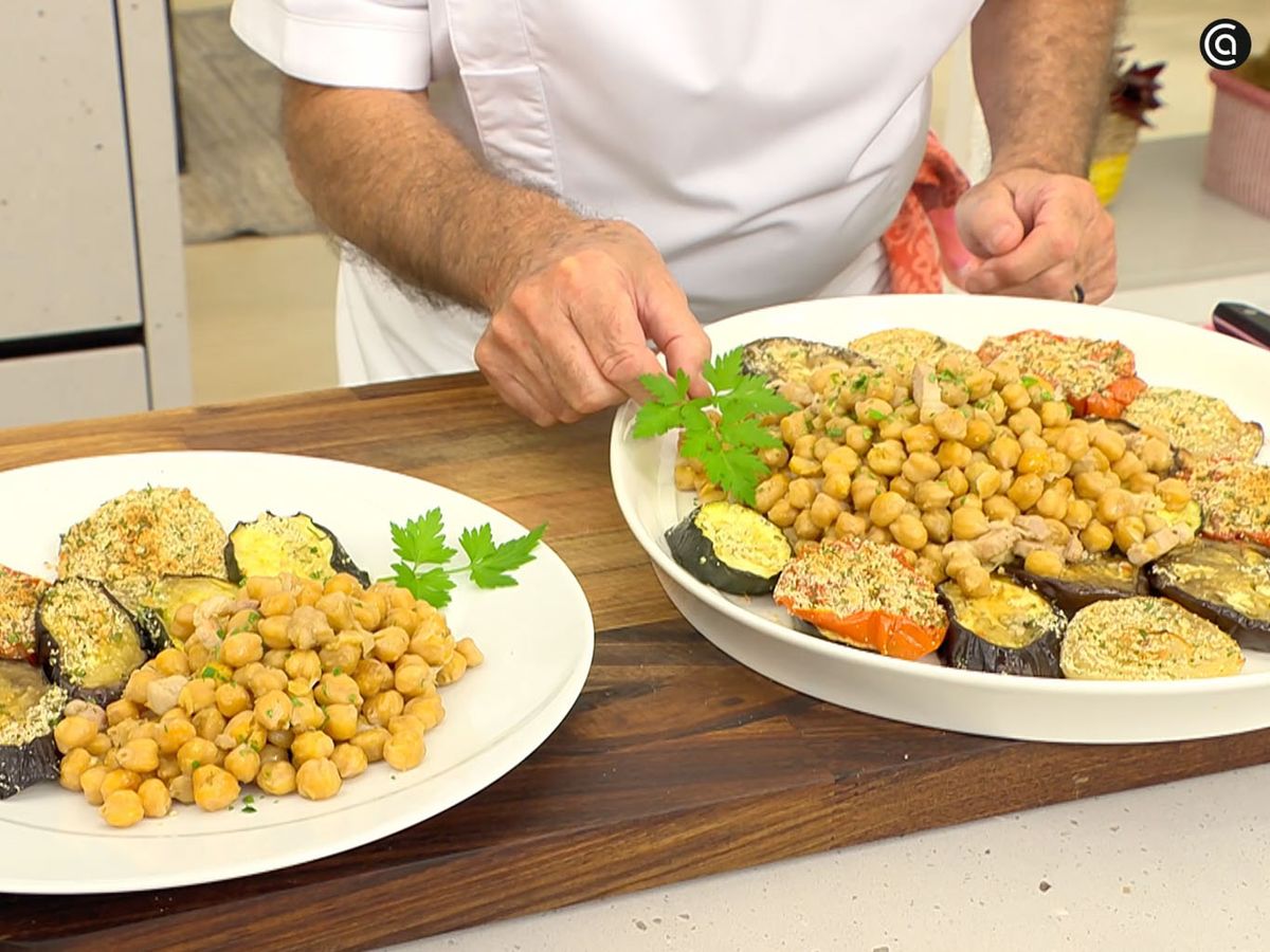 Decora el gratinado de garbanzos con hortalizas con una hoja de perejil