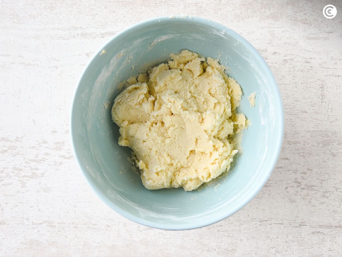 Añadir la maicena a la masa de las galletas sin gluten